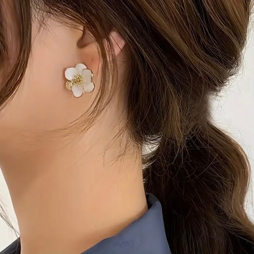 Earrings with leaf and flower design, bunch of cubic zirconia pearls - Picture 5 of 5